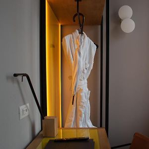 Kleine Kamer met een King Size Bed